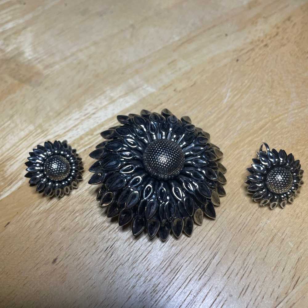 Vintage Silver Toned Sunflower Brooch & Earrings - image 1