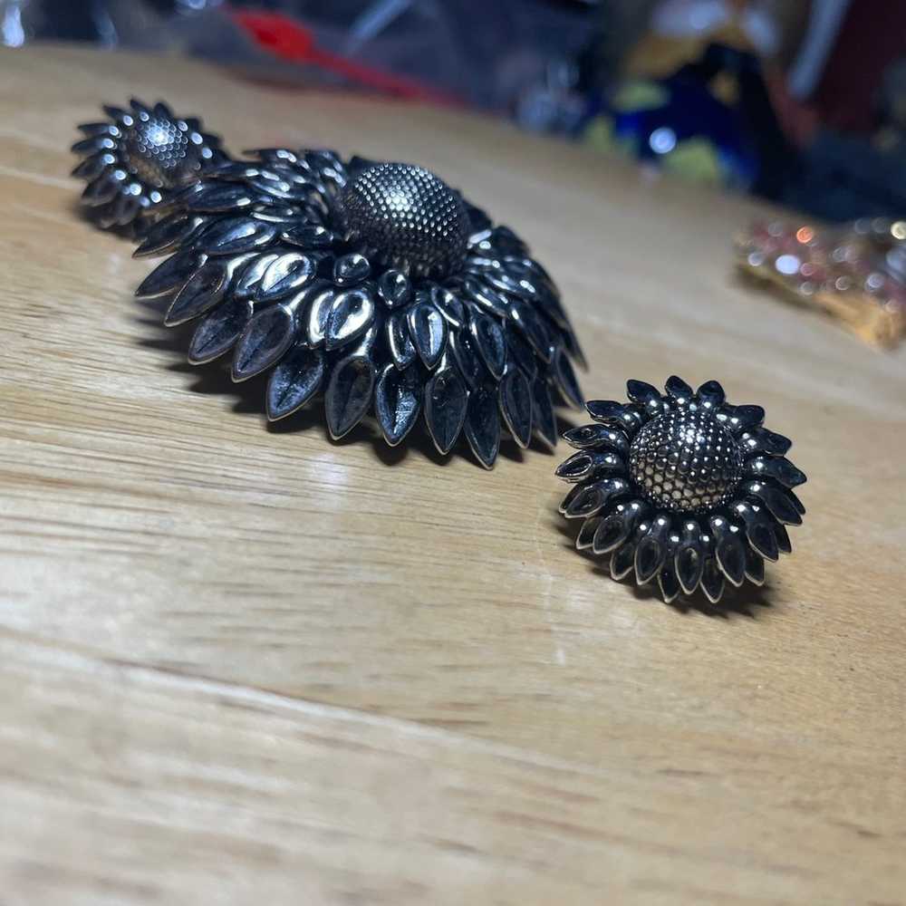 Vintage Silver Toned Sunflower Brooch & Earrings - image 2