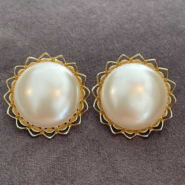 JUDY LEE Vintage Gold Large Pearl Clip On Earrings - image 1