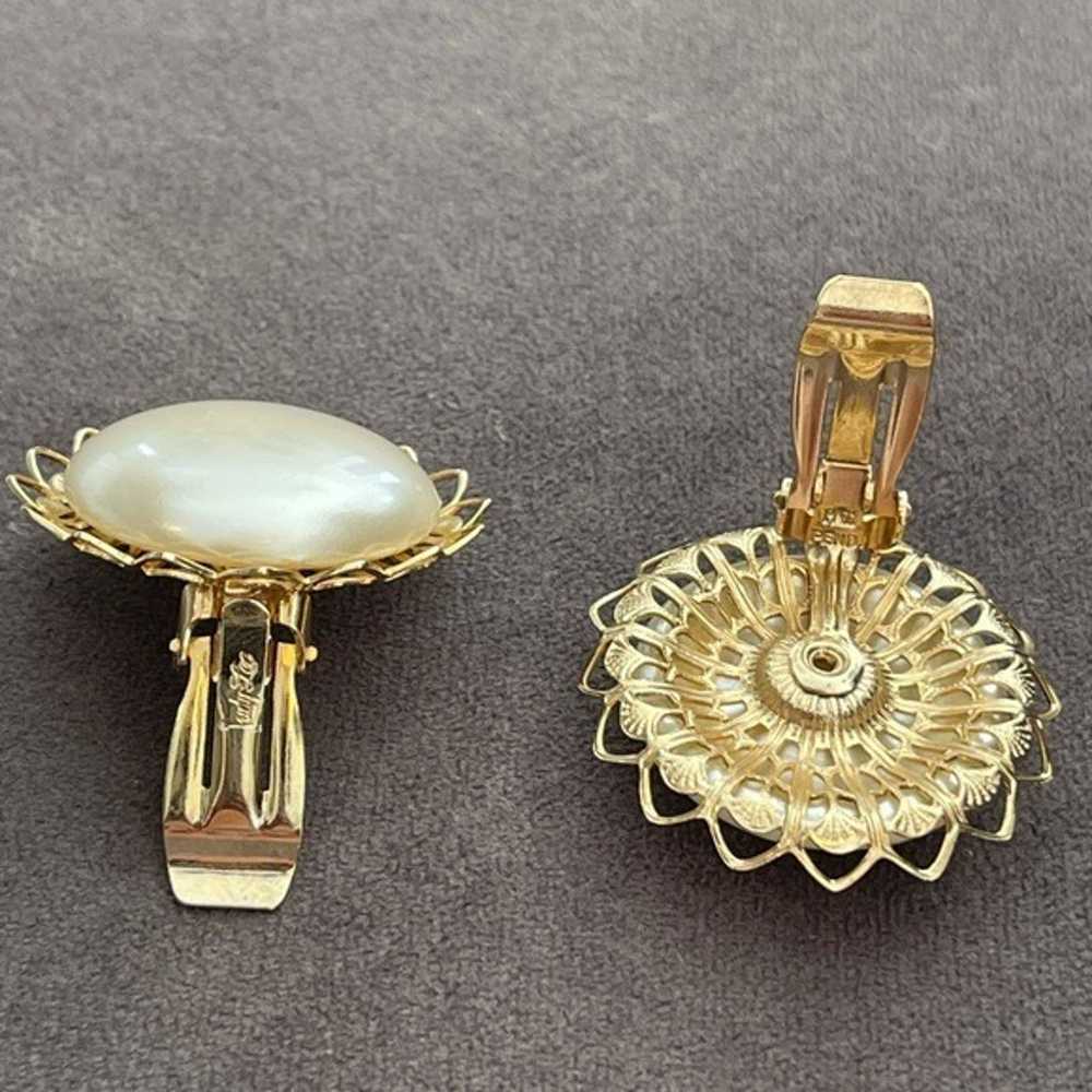 JUDY LEE Vintage Gold Large Pearl Clip On Earrings - image 2