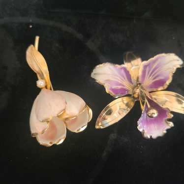 Lot of 2 vintage flower brooches - image 1