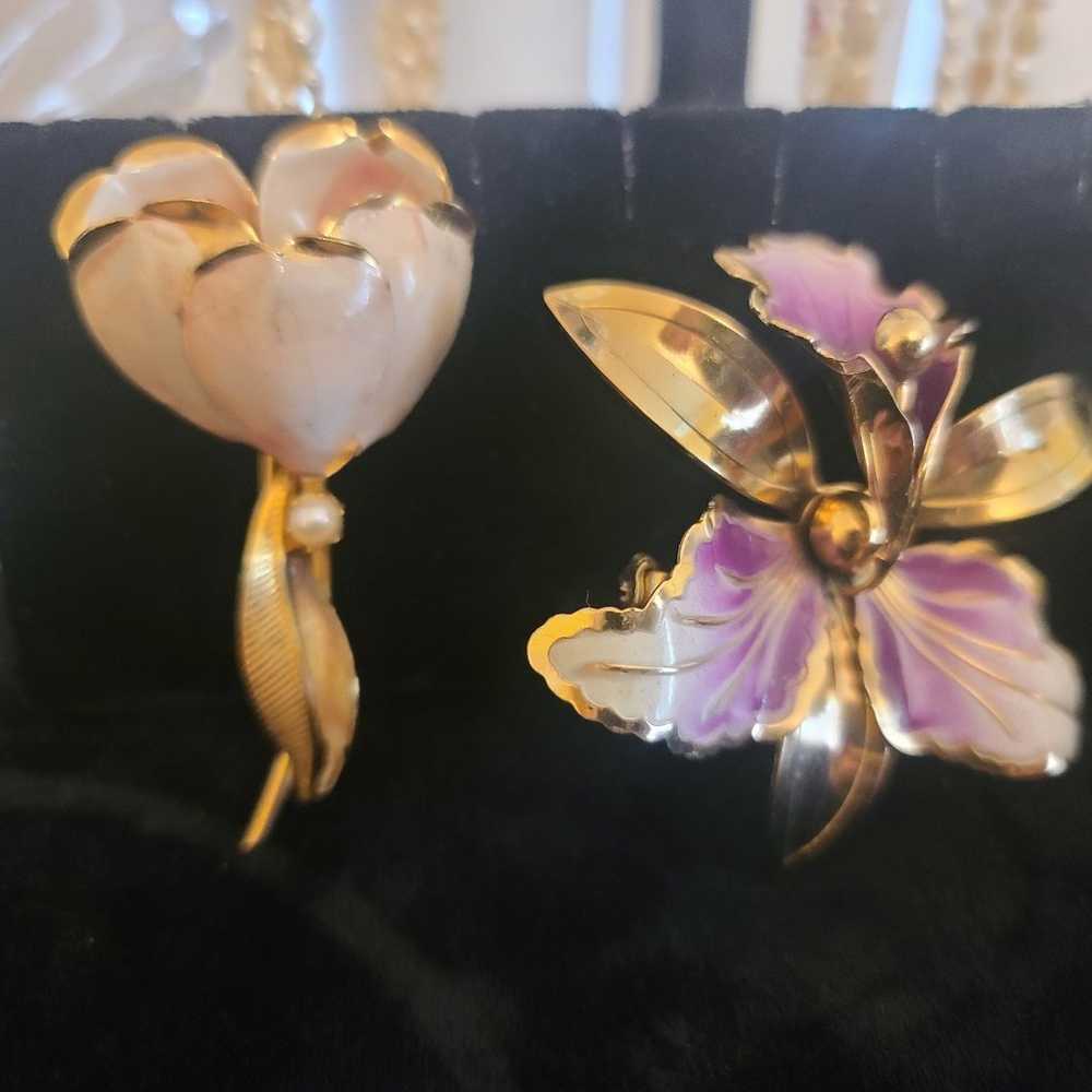 Lot of 2 vintage flower brooches - image 2