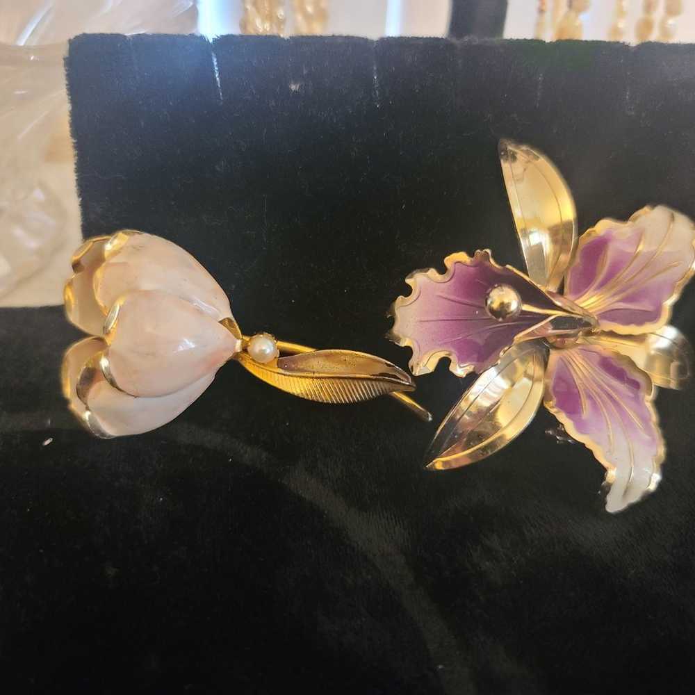 Lot of 2 vintage flower brooches - image 3