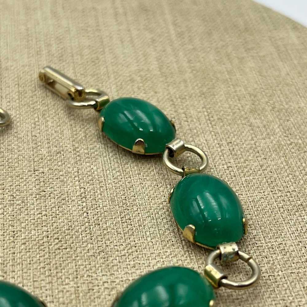 Vintage gold tone green glass 1980s chain link Br… - image 8