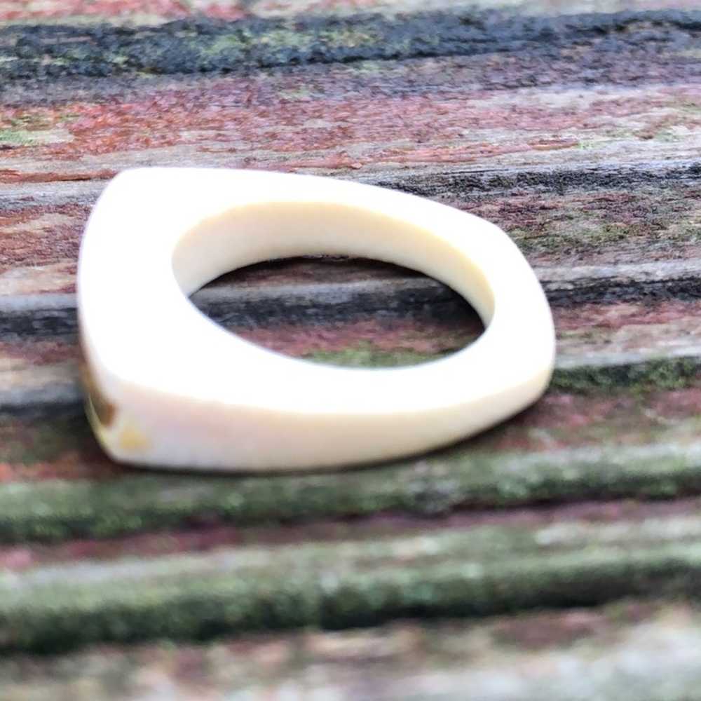 Vintage faux ivory and gold ring - image 2