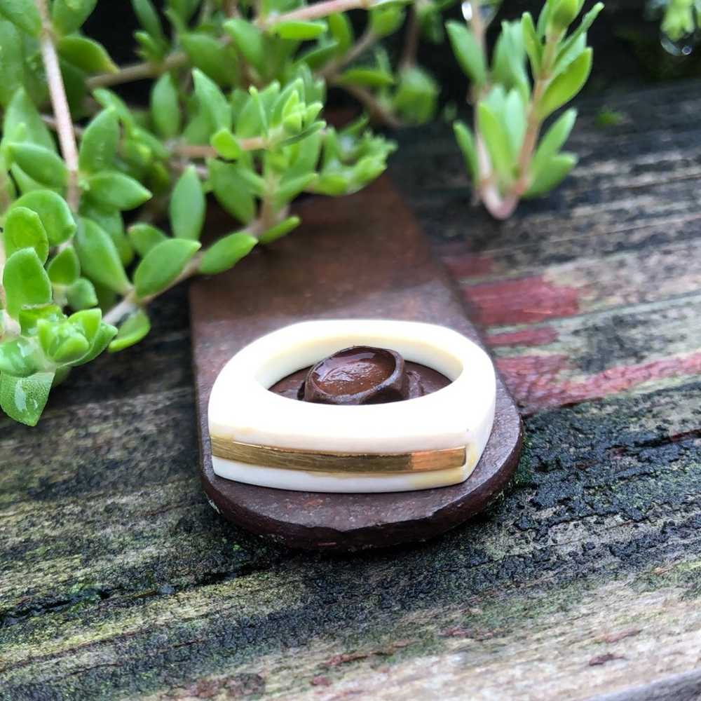 Vintage faux ivory and gold ring - image 4