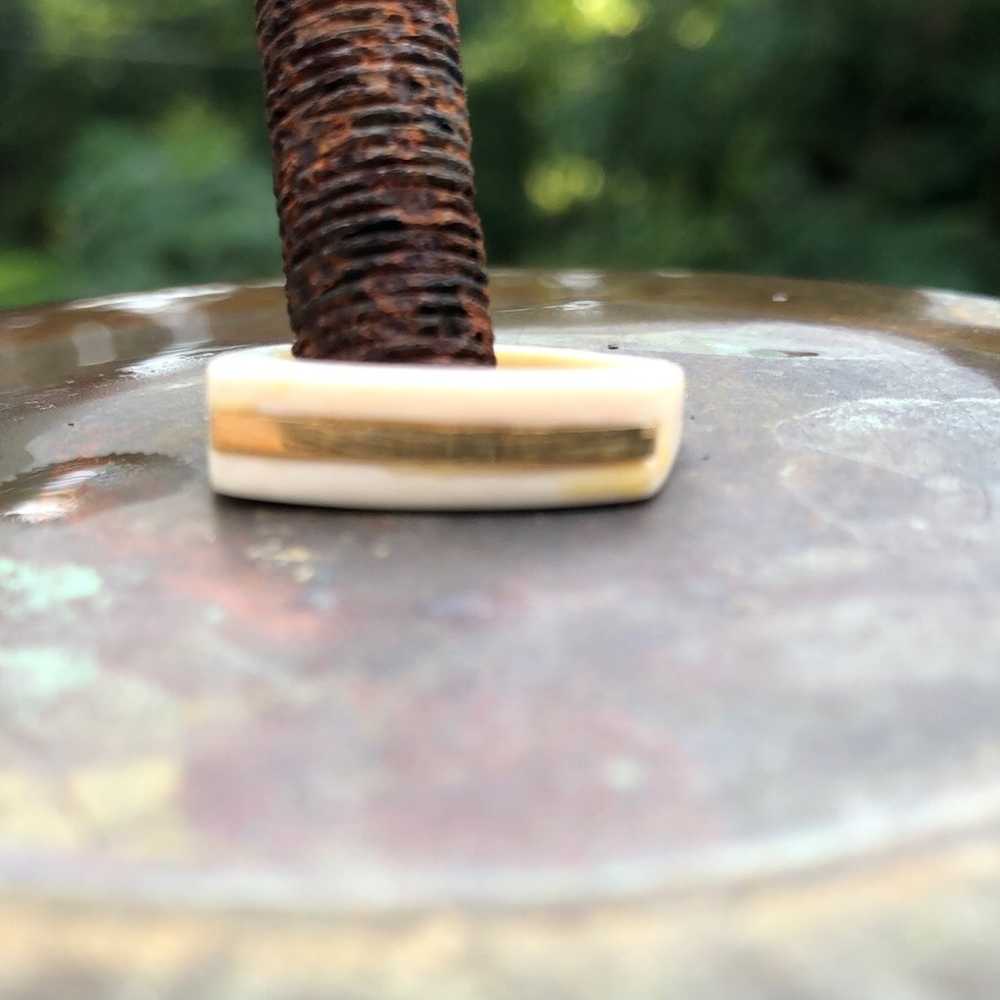 Vintage faux ivory and gold ring - image 5