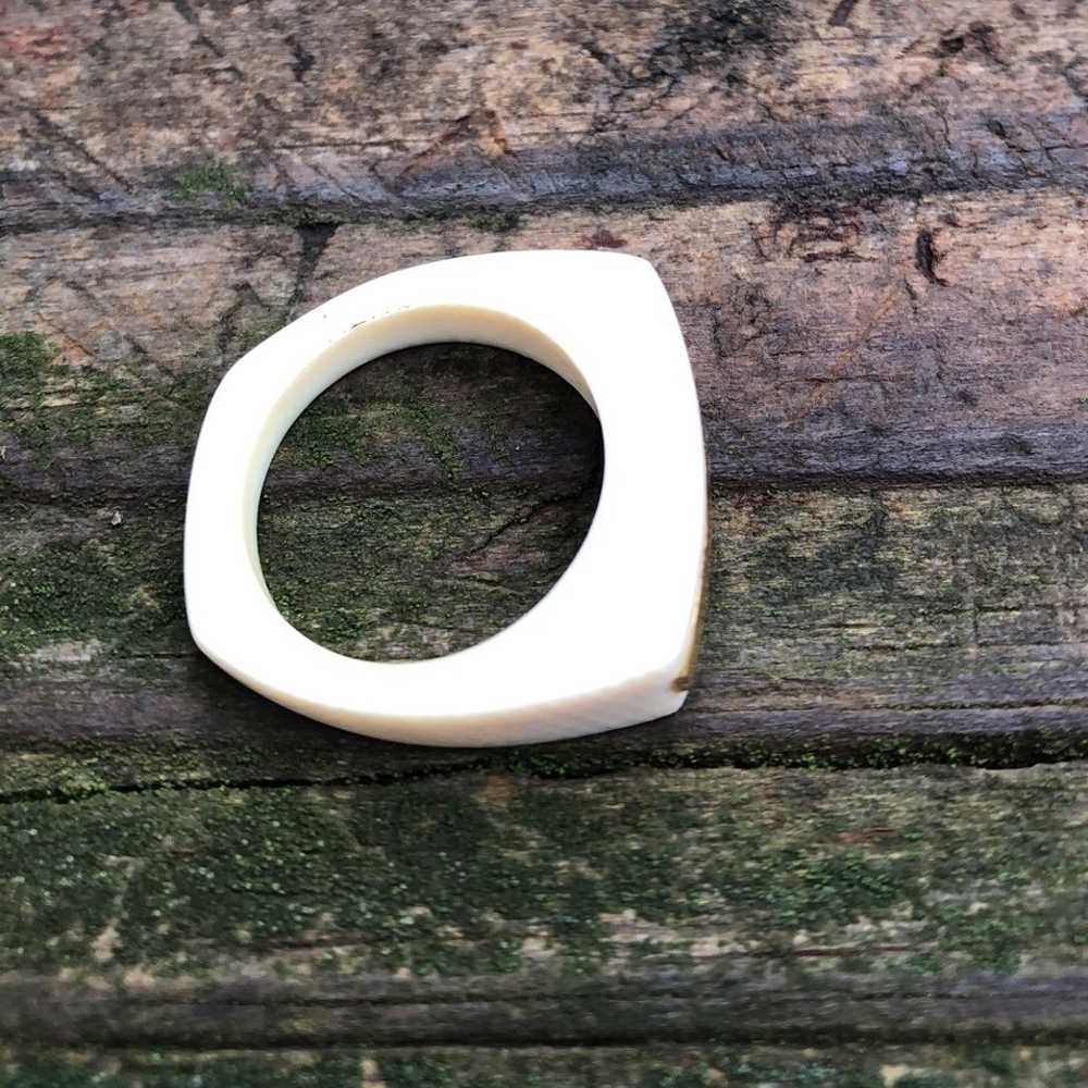 Vintage faux ivory and gold ring - image 7