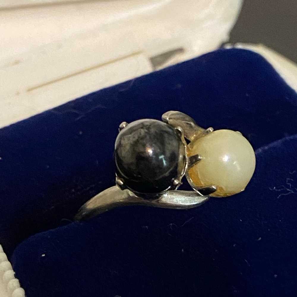 Vintage Sterling Silver Black & White Pearl Ring - image 1