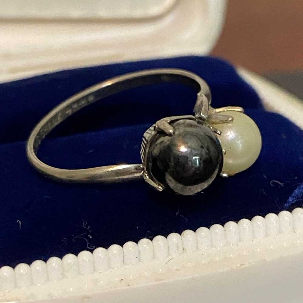 Vintage Sterling Silver Black & White Pearl Ring - image 2