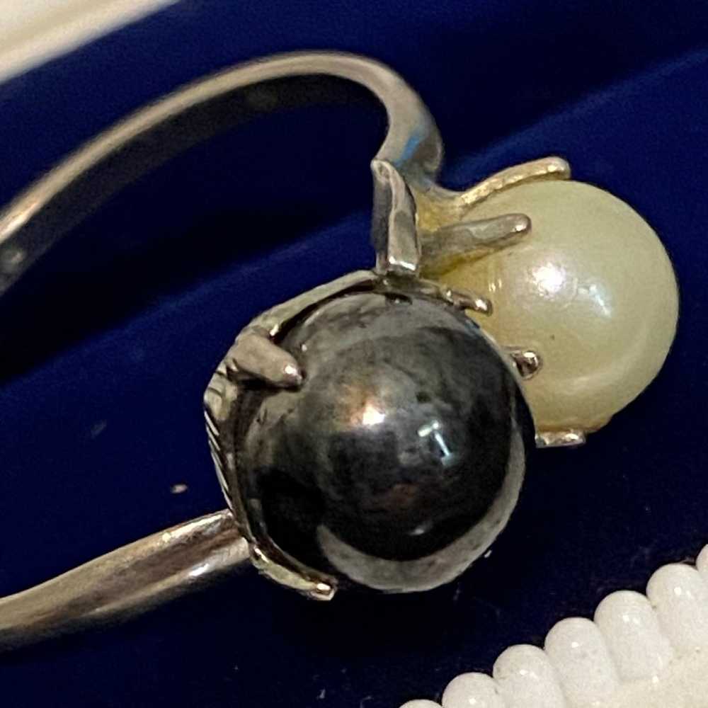 Vintage Sterling Silver Black & White Pearl Ring - image 4