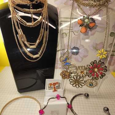 #1672, LOT OF  VINTAGE NECKLACES, BRACELETS &  STR