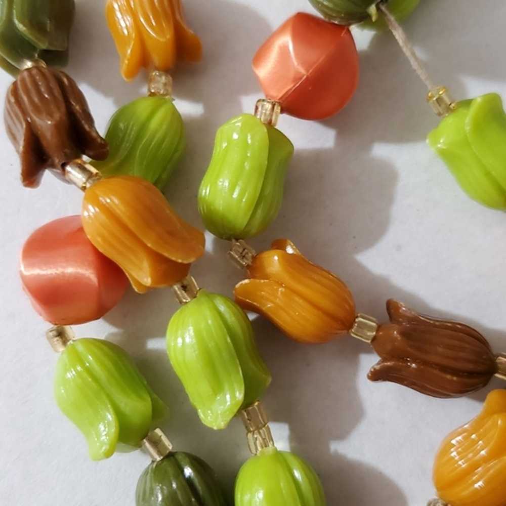 VINTAGE 60's tulip long beaded necklace lucite ba… - image 2