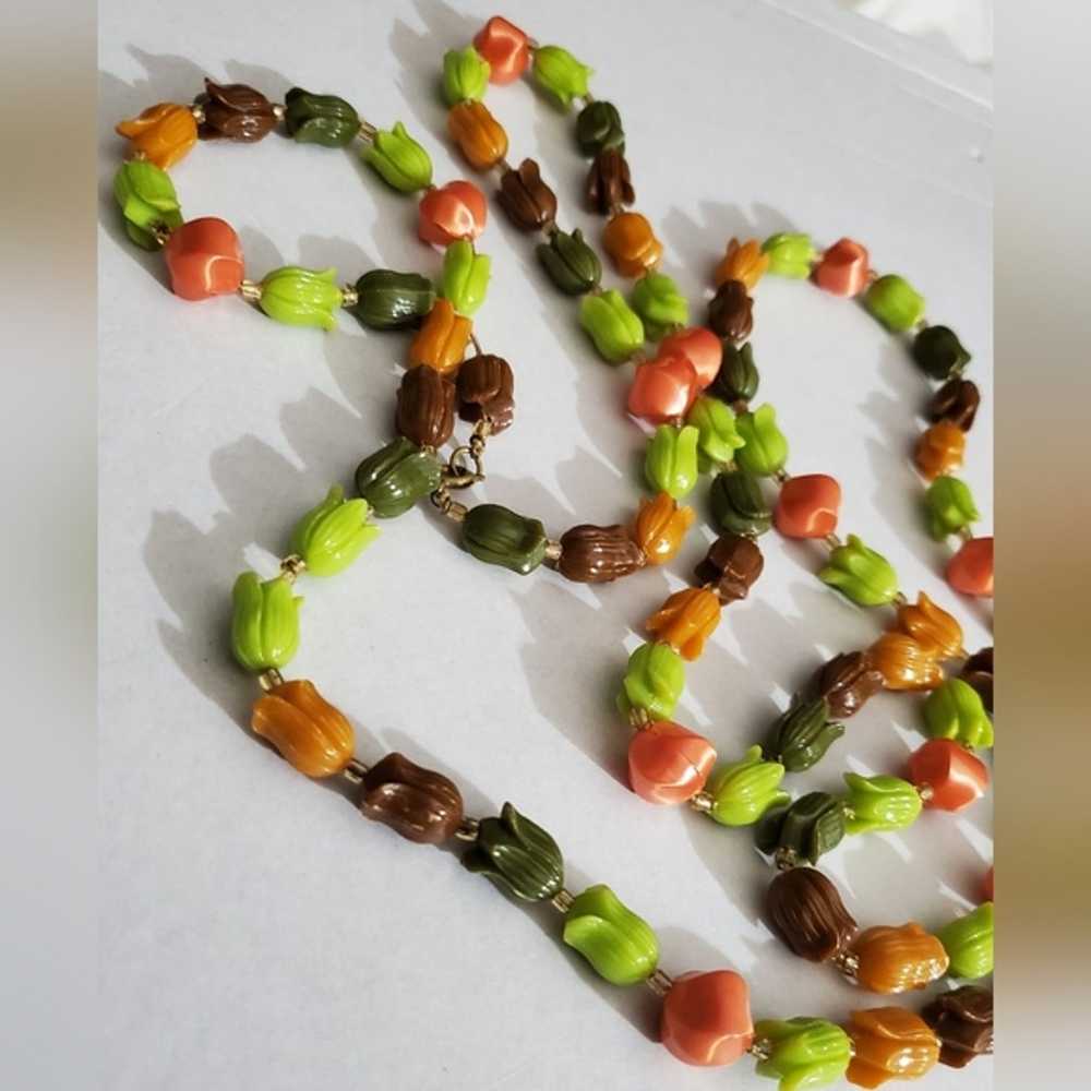 VINTAGE 60's tulip long beaded necklace lucite ba… - image 8