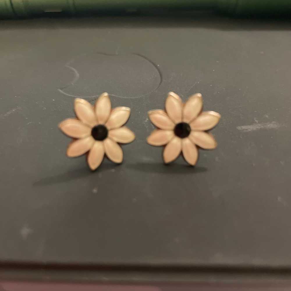 Guilloche  enamel daisy stud earrings - image 1