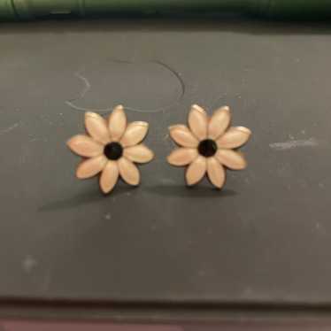 Guilloche  enamel daisy stud earrings - image 1