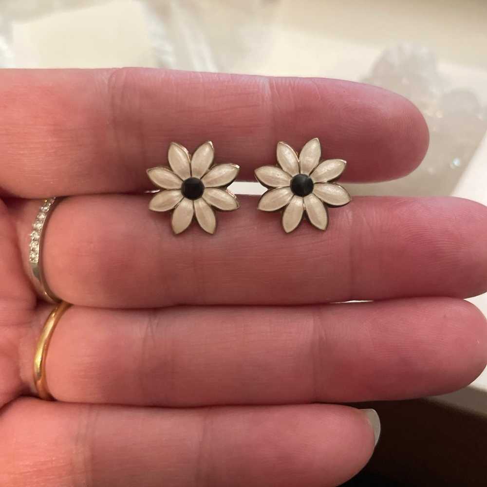 Guilloche  enamel daisy stud earrings - image 3