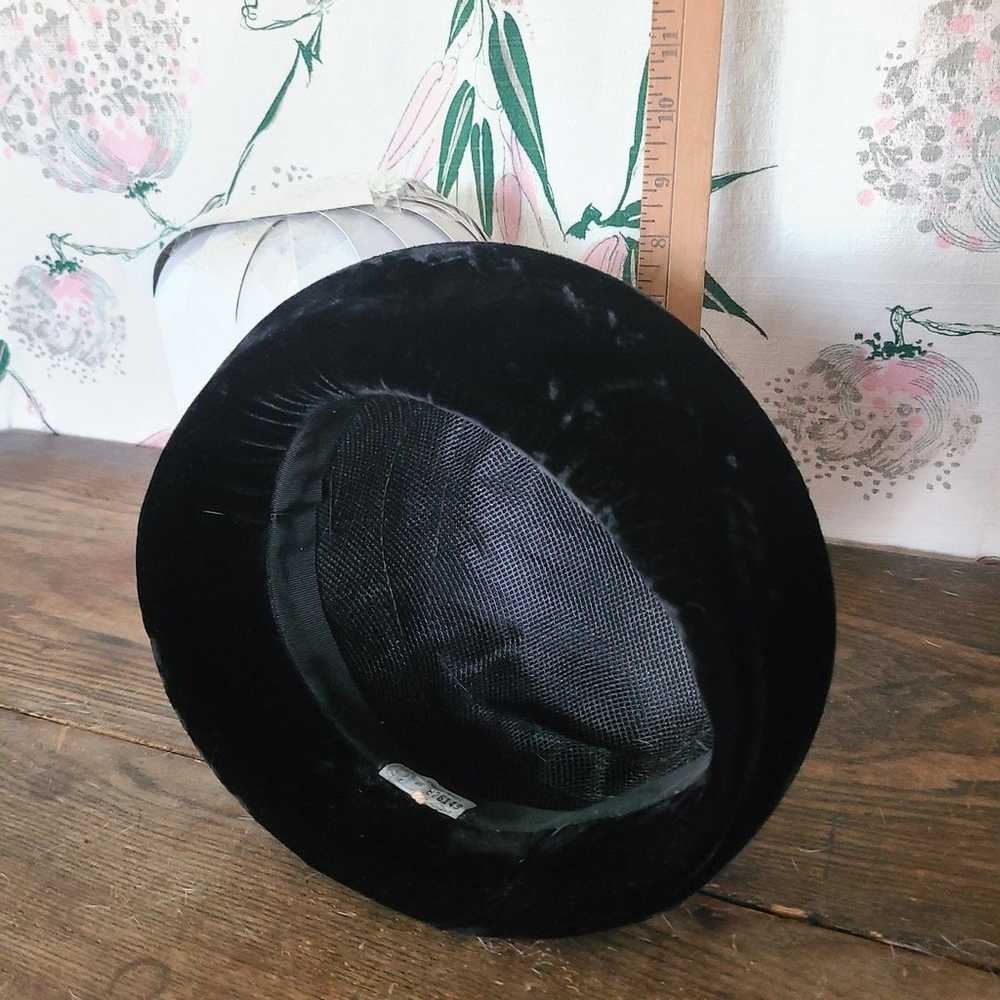 Black velvety hat - image 3