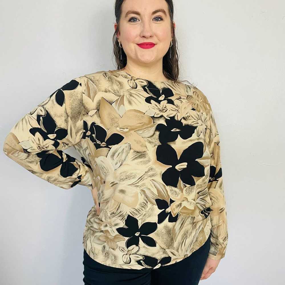 90s Alfred Dunner Tan and Black Floral Blouse - image 4