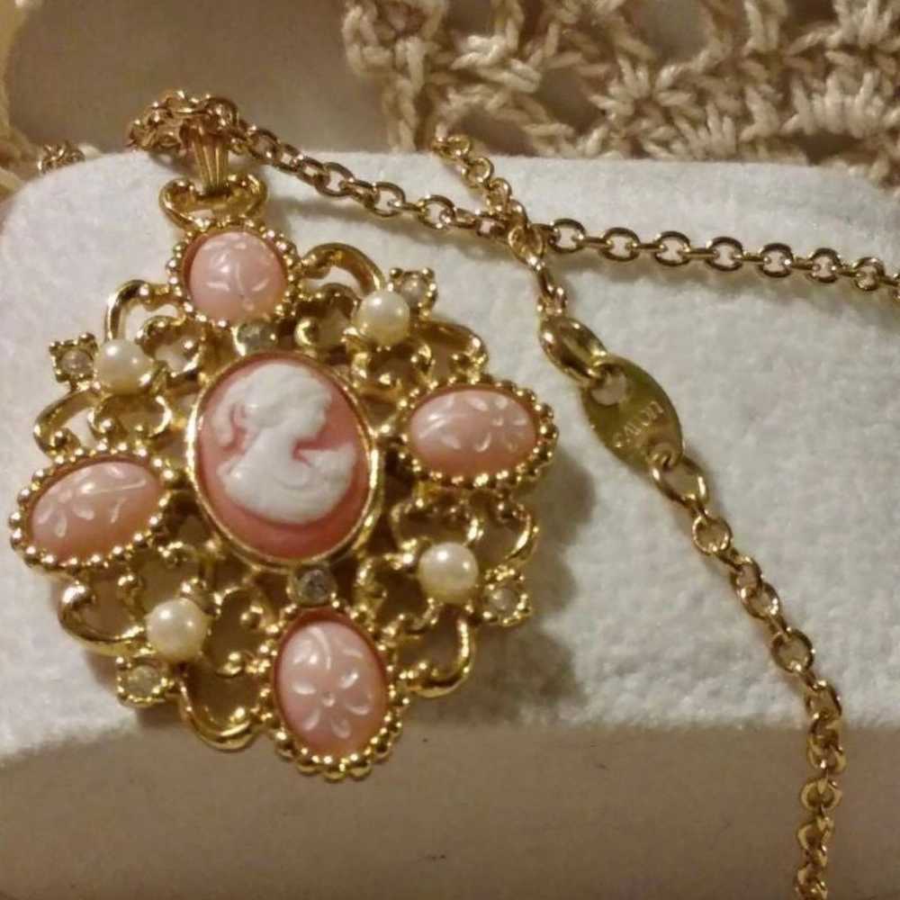 Vintage Gold Cameo Pendant Necklace - image 5