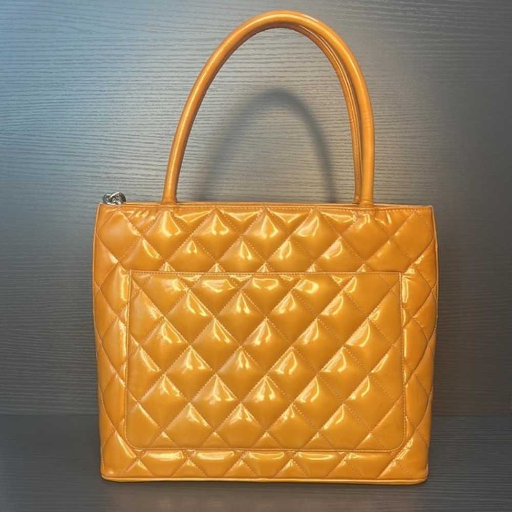 Chanel Médaillon patent leather handbag - image 2