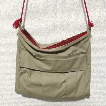 【Retro】Cute shoulder bag with a cute design.