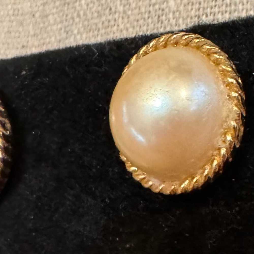 Vintage Pearl Round Earrings - image 2