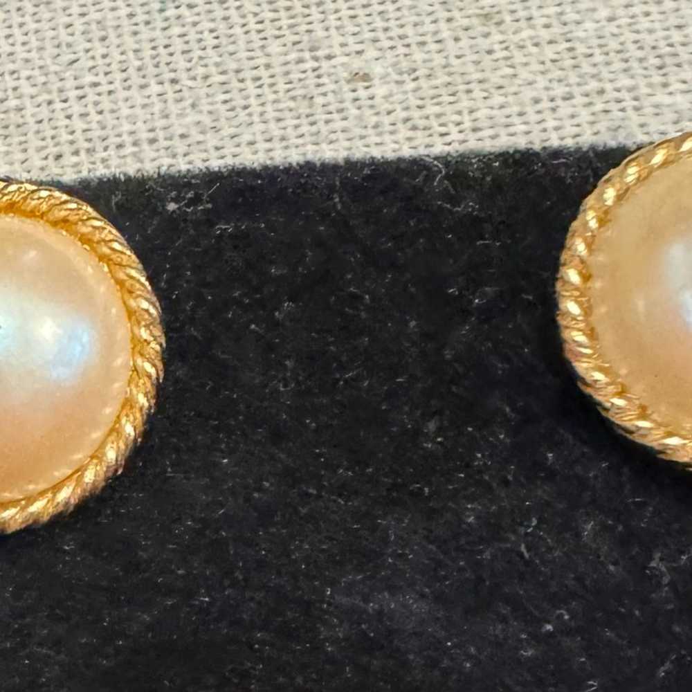 Vintage Pearl Round Earrings - image 4