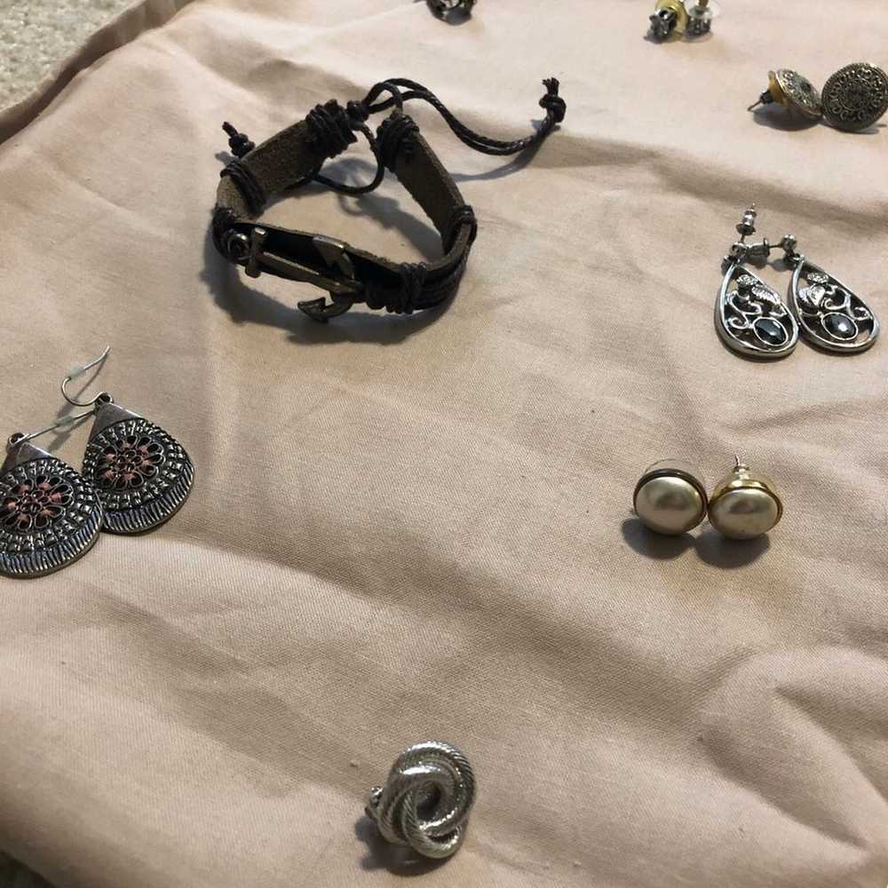 Lot of vintage costume earrings - image 2