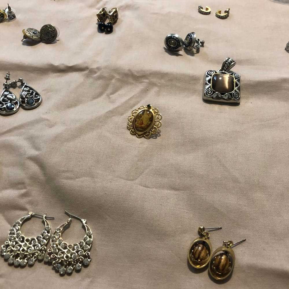 Lot of vintage costume earrings - image 3