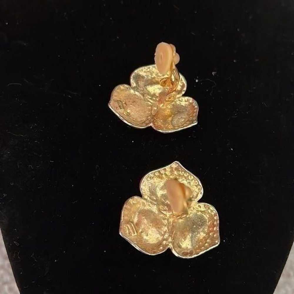 Vintage Gold and Enamel Flower Clip on earrings - image 3