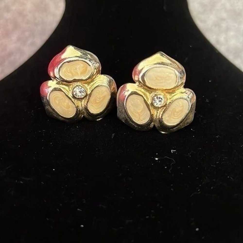 Vintage Gold and Enamel Flower Clip on earrings - image 4