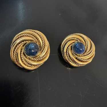 VINTAGE GOLDTONE CLIP ON EARINGS WITH BLUE STONE - image 1