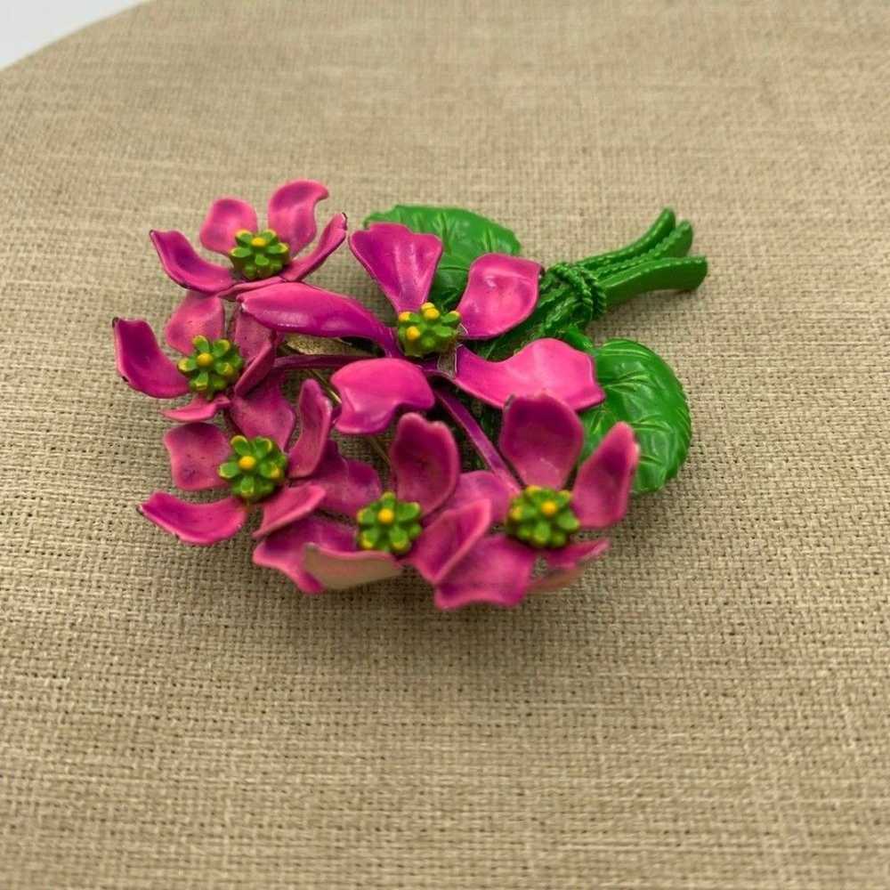 Woman’s neon Vintage metal pink 1980s flower broo… - image 5