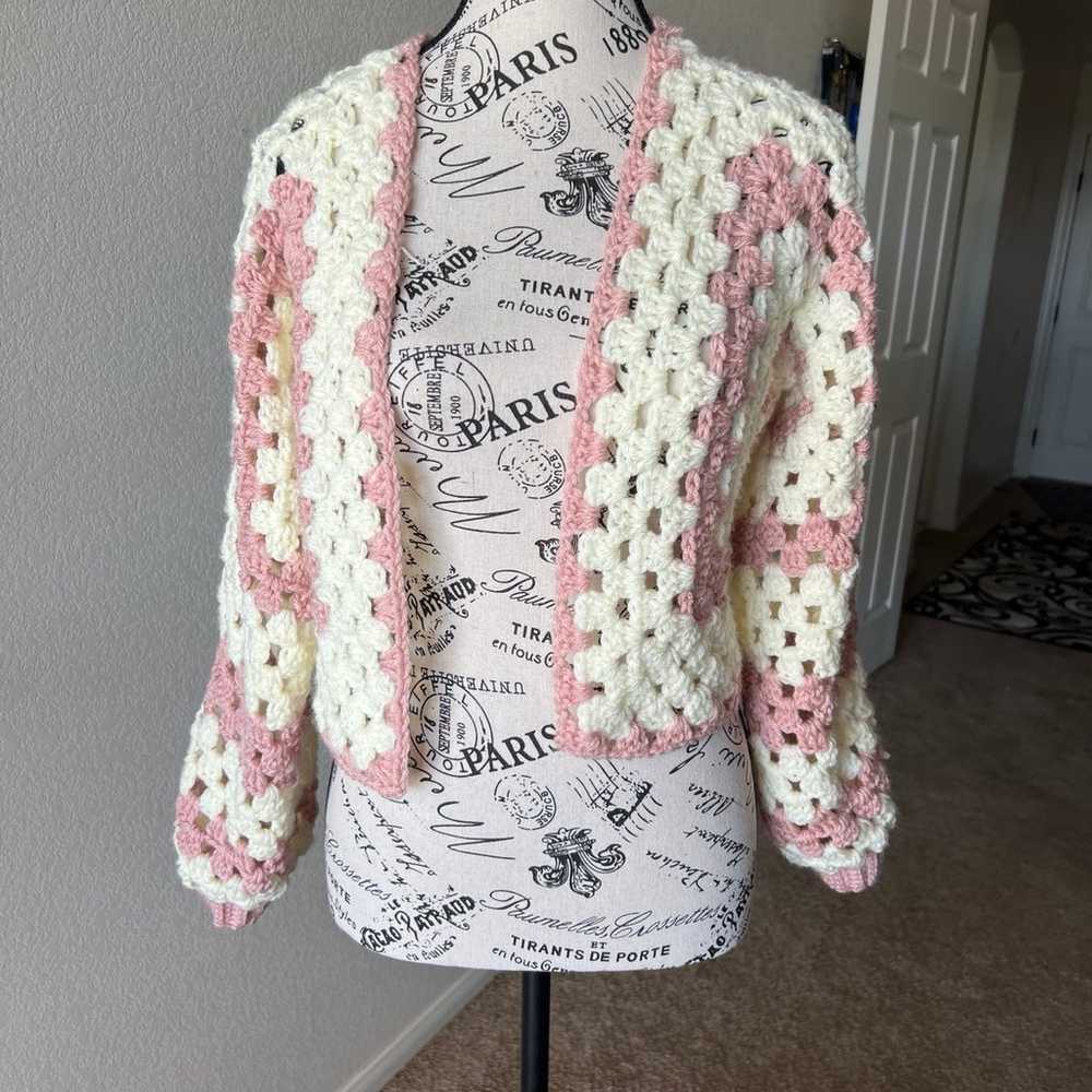 Crochet cropped granny cardigan - image 3