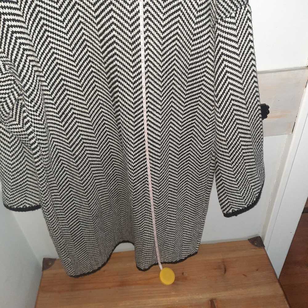 Unique black and white geometric woven cardigan - image 5