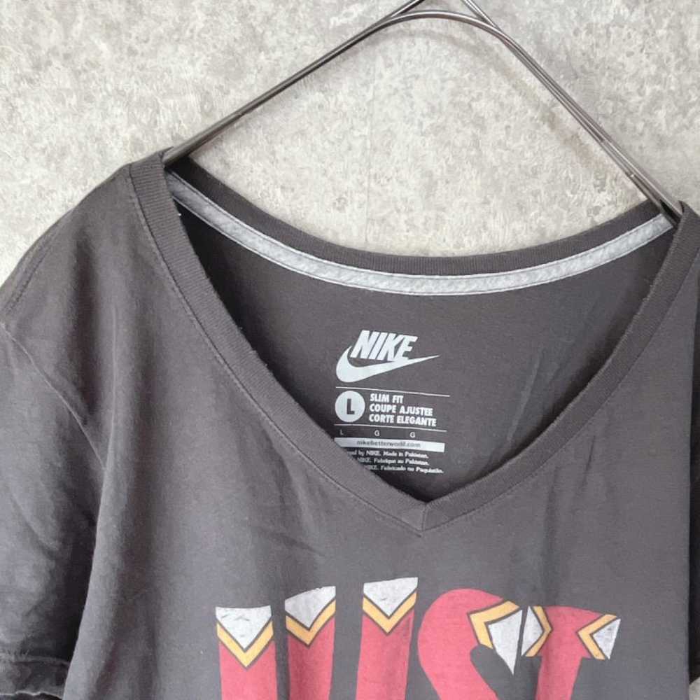 Nike Women's T-shirt (L) Print V-neck Short sleev… - image 3