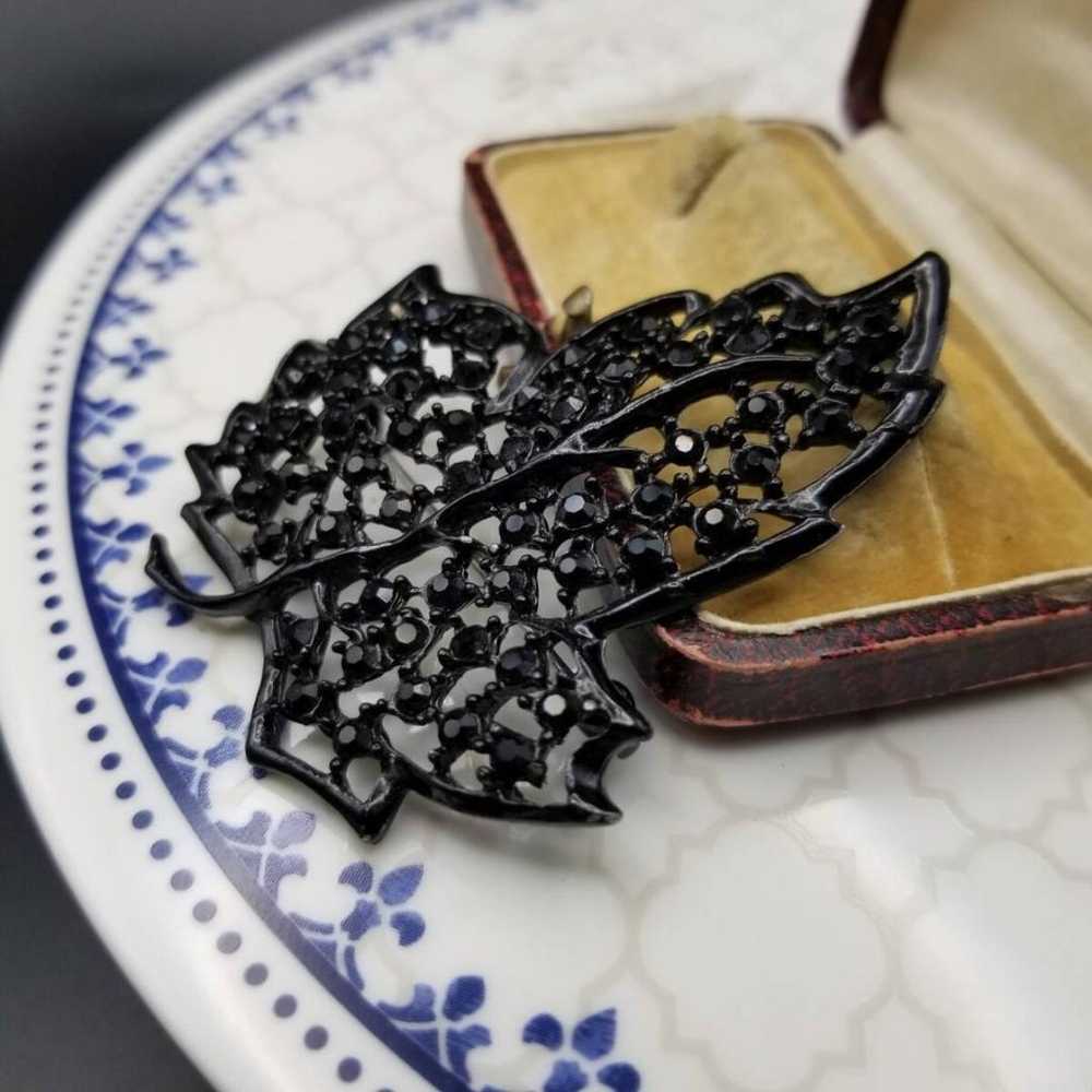 Black grape leaf motif brooch with black rhinesto… - image 2