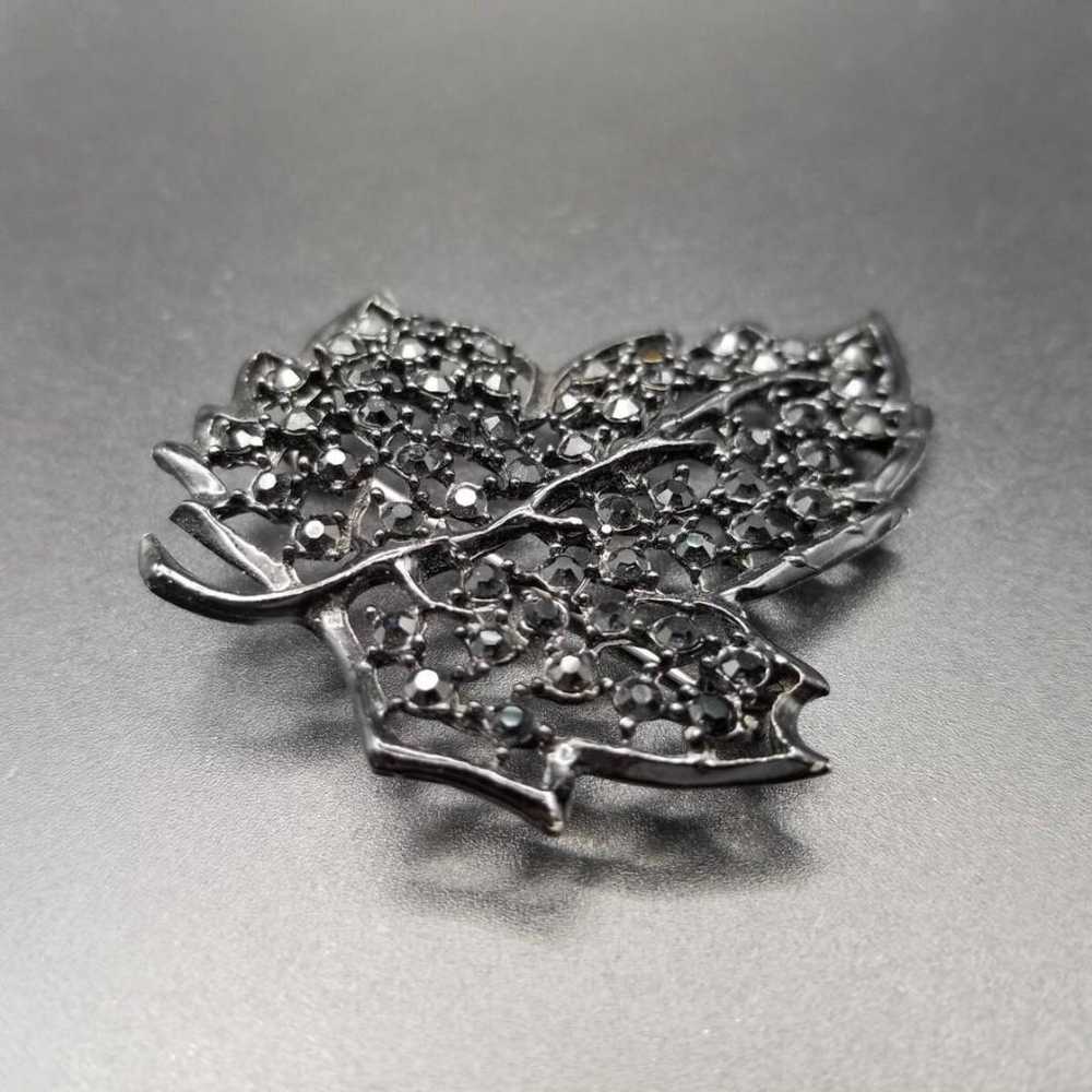 Black grape leaf motif brooch with black rhinesto… - image 4