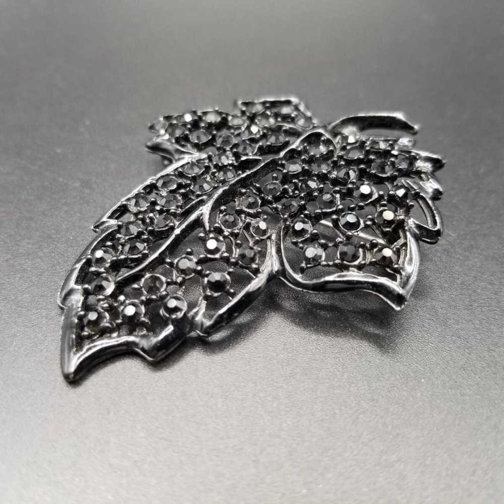 Black grape leaf motif brooch with black rhinesto… - image 5