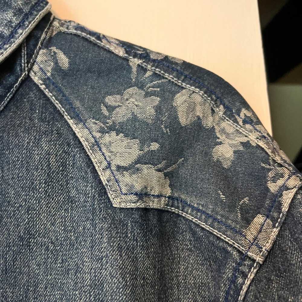 Vintage style floral denim jacket - image 5