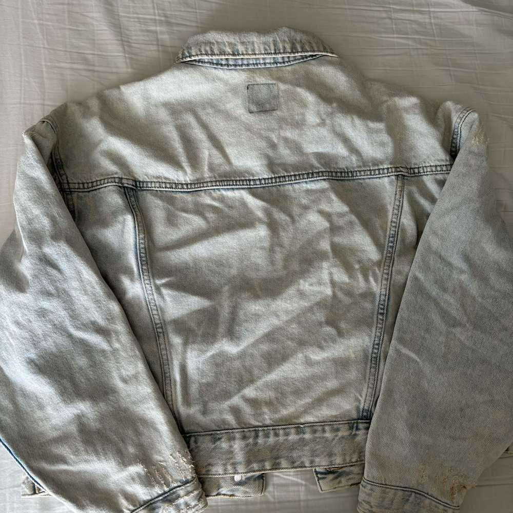 CROPPED LIGHT WASH JEAN JACKET - image 3