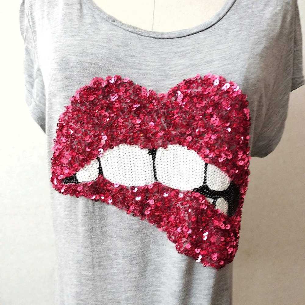 H & M Funny T-Shirt Big Mouth Bijou 3D Design Cut… - image 6