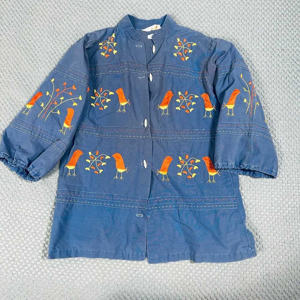 AMAZING TRUE VINTAGE BLUE BUTTON DOWN EMBROIDERED… - image 1