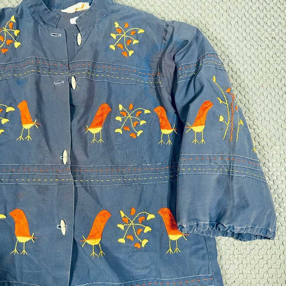 AMAZING TRUE VINTAGE BLUE BUTTON DOWN EMBROIDERED… - image 2