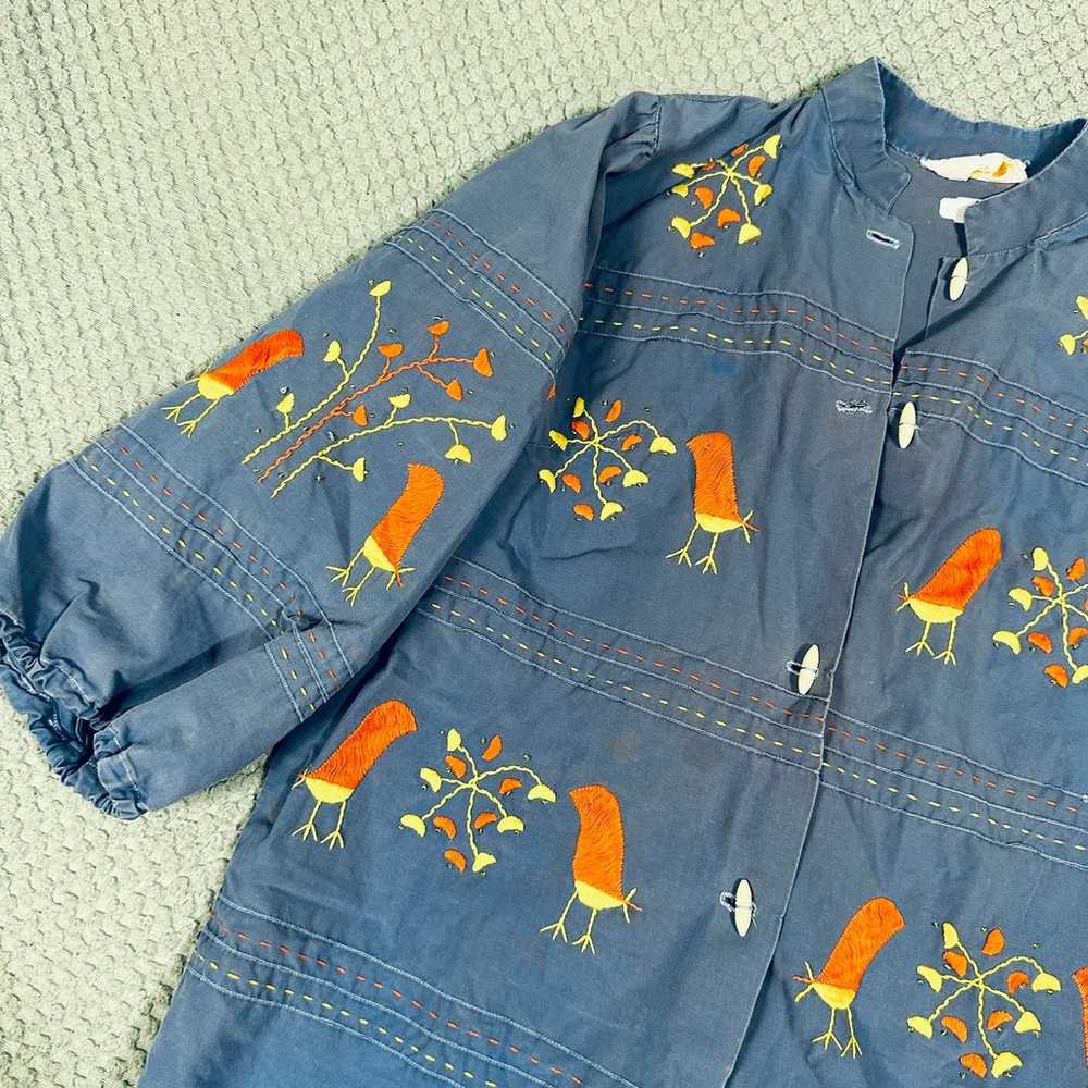 AMAZING TRUE VINTAGE BLUE BUTTON DOWN EMBROIDERED… - image 3