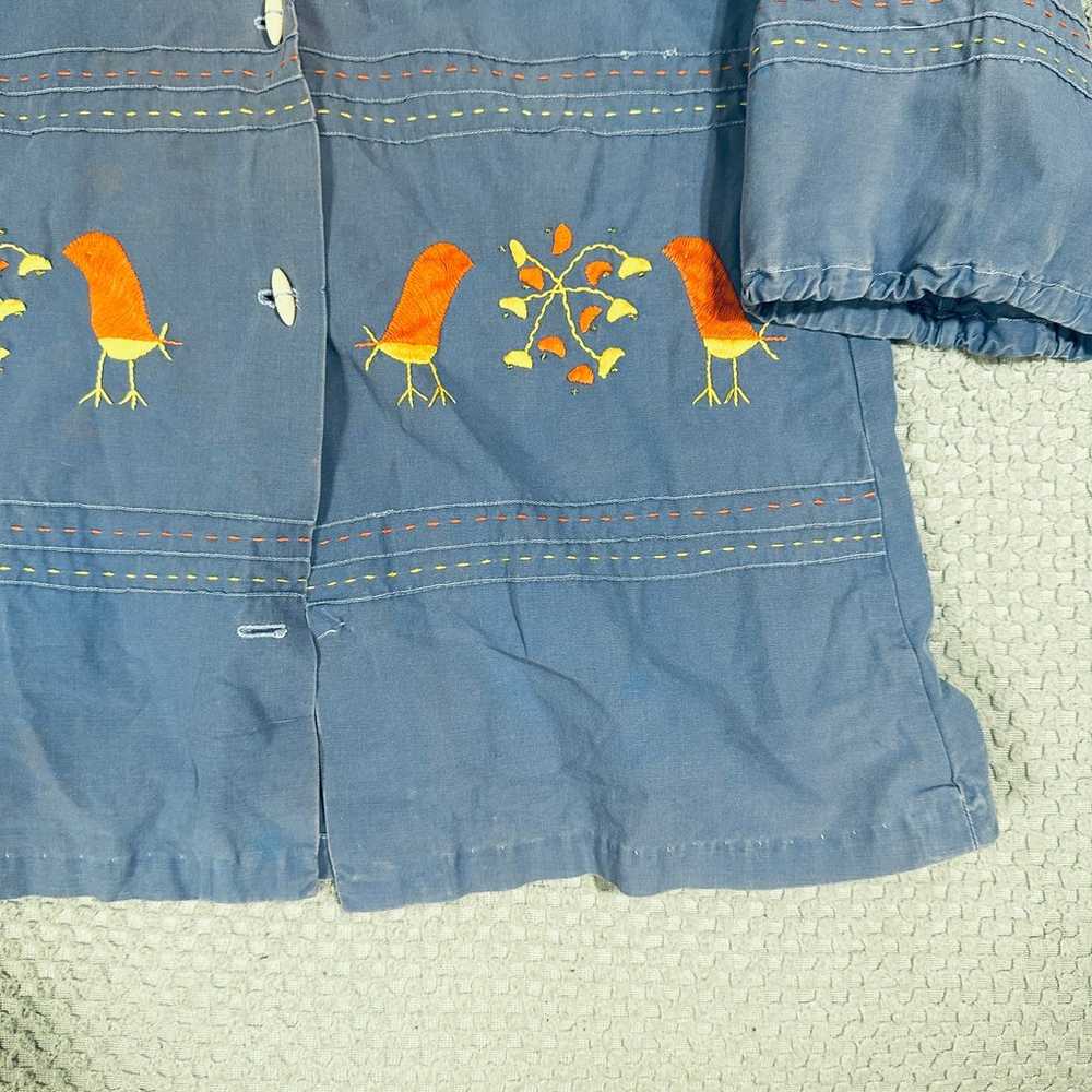 AMAZING TRUE VINTAGE BLUE BUTTON DOWN EMBROIDERED… - image 4