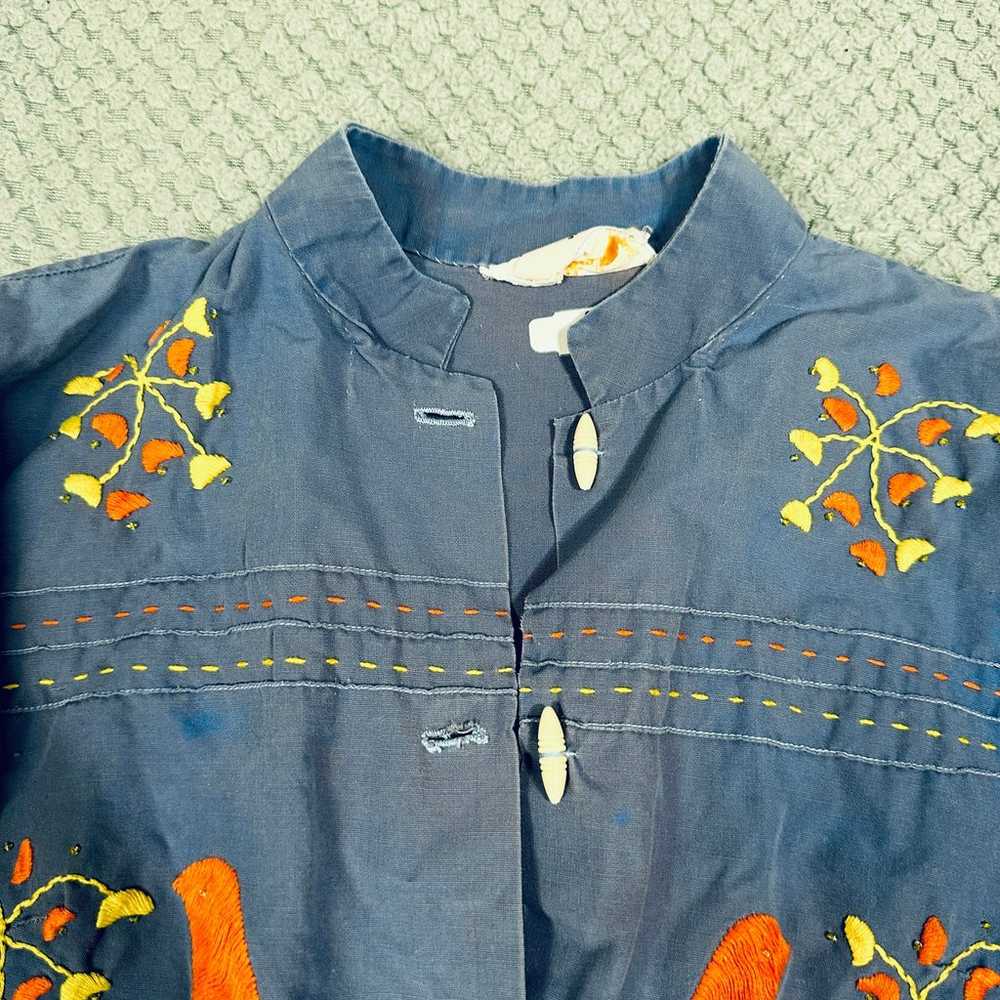 AMAZING TRUE VINTAGE BLUE BUTTON DOWN EMBROIDERED… - image 5