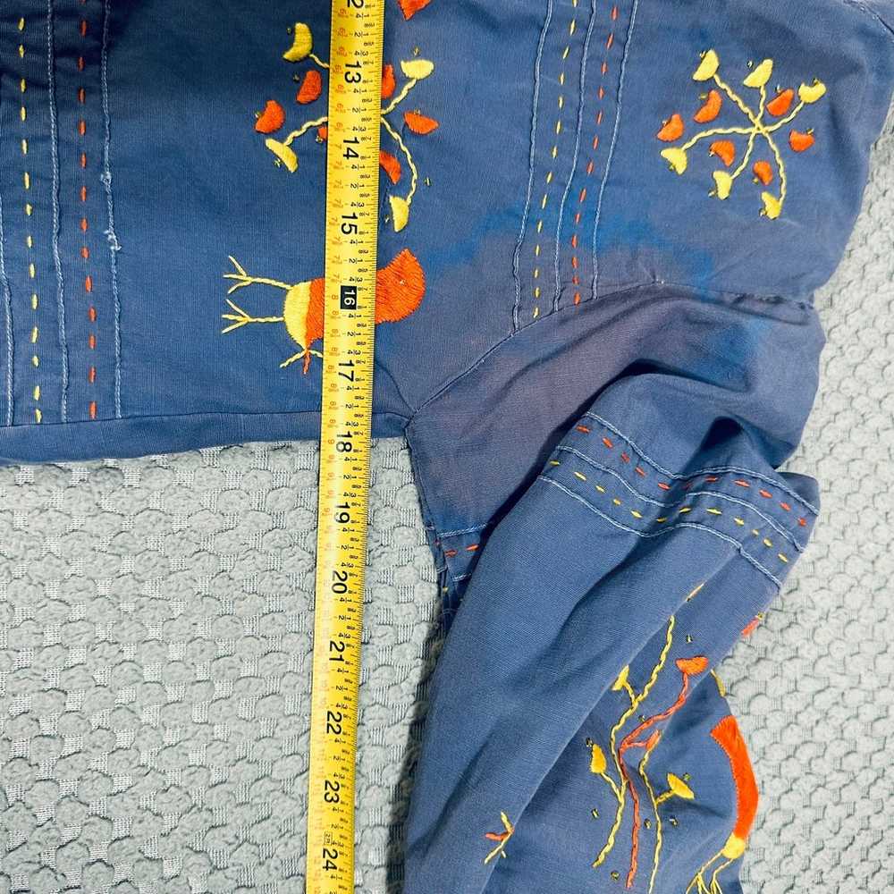 AMAZING TRUE VINTAGE BLUE BUTTON DOWN EMBROIDERED… - image 8