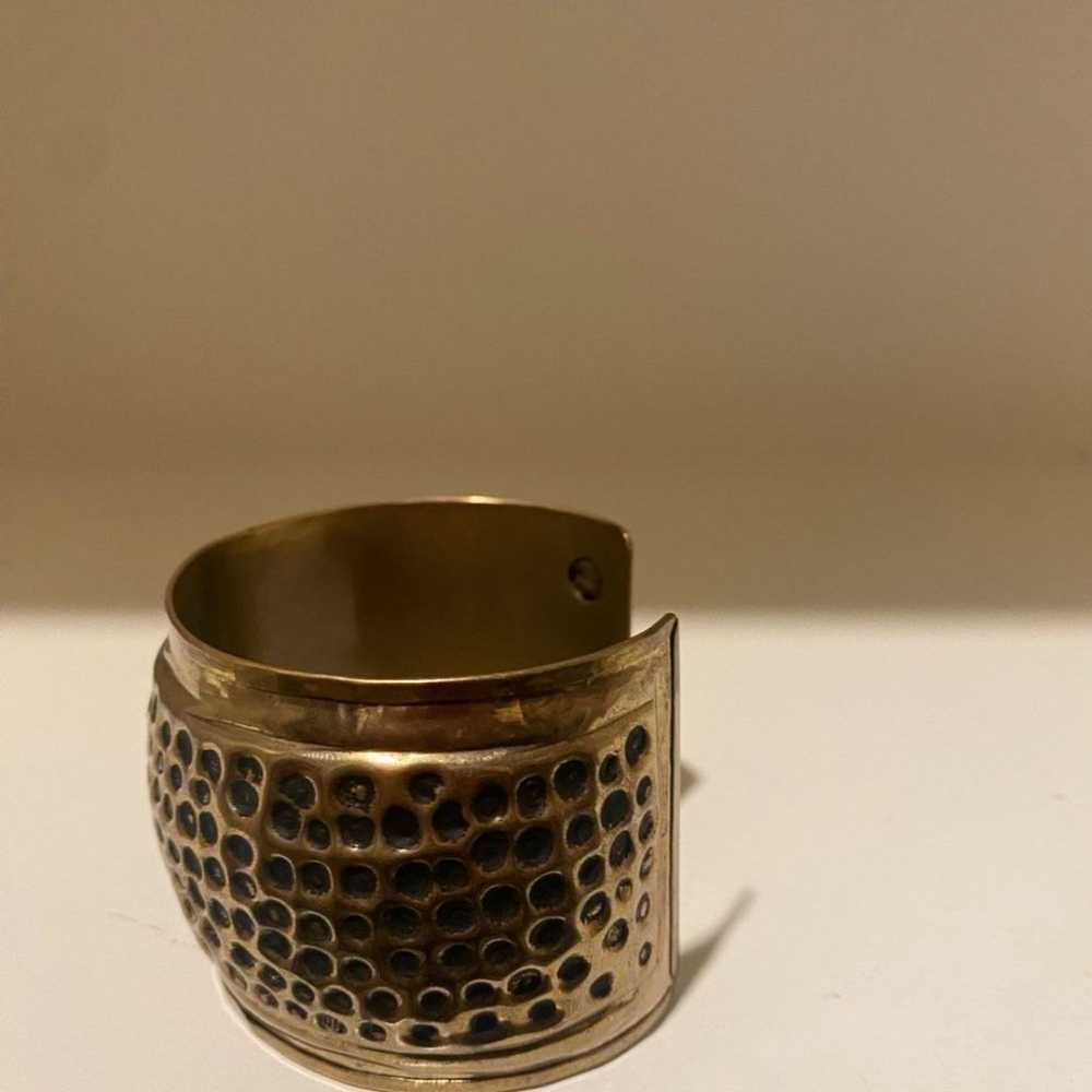 Vintage brass tone hammered bracelet cuff accesso… - image 4